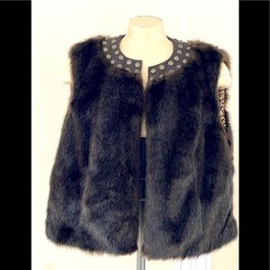 Peter Nygard Brown Fur like vest sz Large. Embellished neckline, lined light